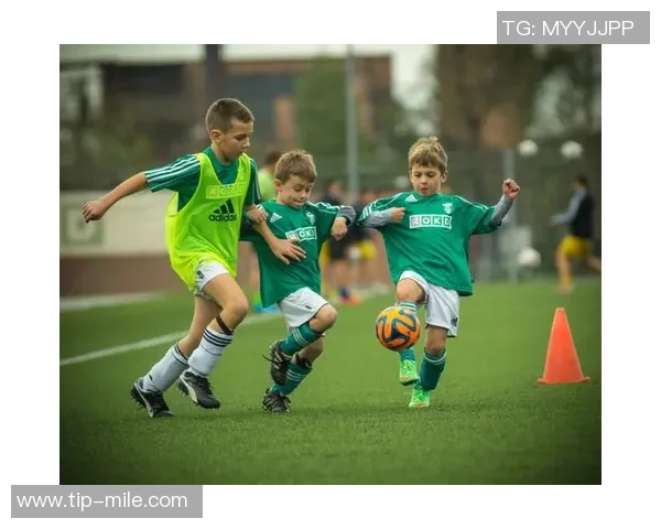 小孩踢足球的好处与注意事项探讨让孩子在运动中健康成长 小孩踢足球的好处与注意事项探讨让孩子在运动中健康成长