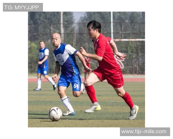 我们班的足球赛精彩瞬间与团结精神的完美展现 我们班的足球赛精彩瞬间与团结精神的完美展现